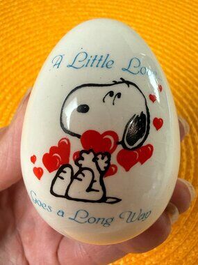 Vintage 1970's PEANUTS Snoopy Ceramic egg "A Little Love Goes a Long Ways"